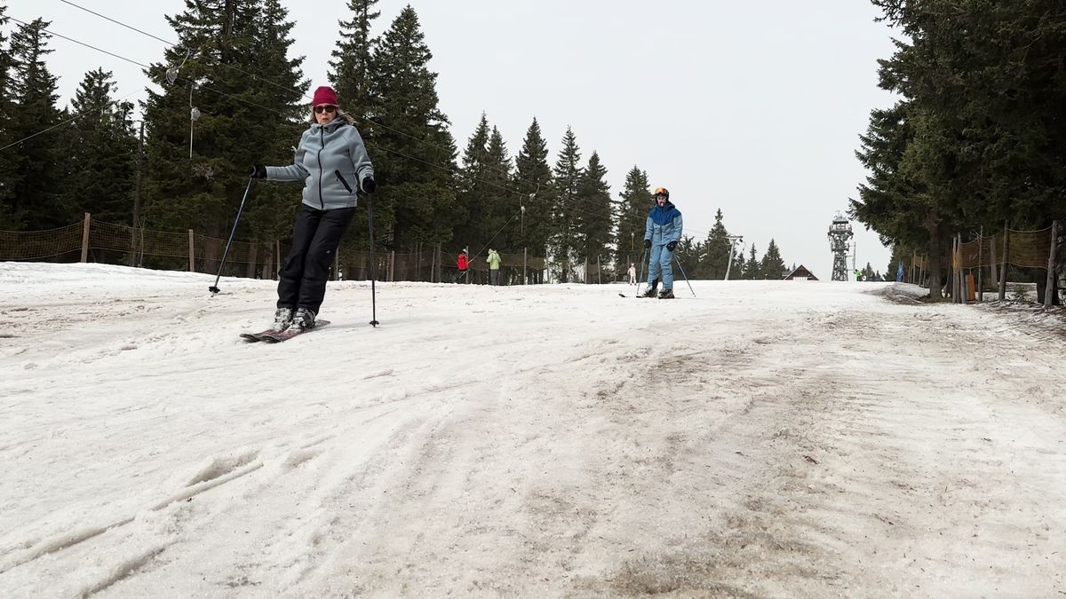 Na lyže v Krkonoších vyrazily stovky lidí, slunce ale ztlumil saharský prach